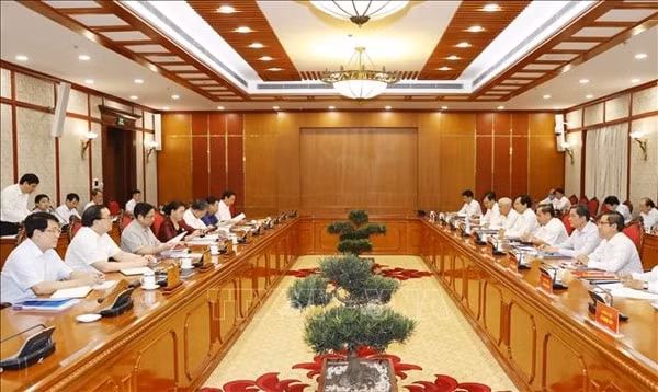 Chủ tịch Quốc hội Nguyễn Thị Kim Ngân chủ trì cuộc họp của Bộ Chính trị với Ban Thường vụ Thành ủy Cần Thơ, chiều 31/7/2020, tại Hà Nội. Ảnh: TTXVN