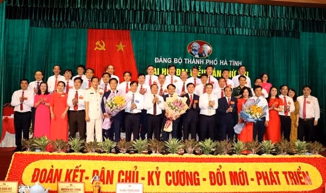Thường trực Tỉnh ủy tặng hoa chúc mừng Ban Chấp hành Đảng bộ thành phố Hà Tĩnh nhiệm kỳ 2020- 2025. Ảnh Đình Việt