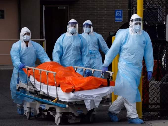 Chuyển thi thể bệnh nhân Covid-19 tại New York, Mỹ. Ảnh: Reuters.