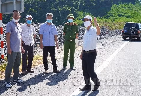 Ông Nguyễn Văn Phương, Phó Chủ tịch UBND tỉnh Thừa Thiên Huế kiểm tra các điểm chốt chặn, kiểm dịch tại huyện Nam Đông.