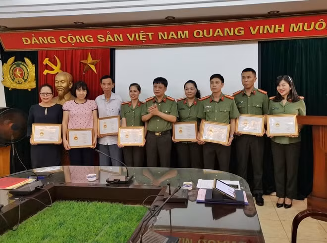 Đại tá Phạm Khải,Tổng Biên tập Báo CAND, Phó Chủ tịch Liên Chi hội nhà Báo Bộ Công an trao Kỷ niệm chương “Vì sự nghiệp báo chí Việt Nam” cho các hội viên thuộc chi hội Nhà báo Báo CAND.