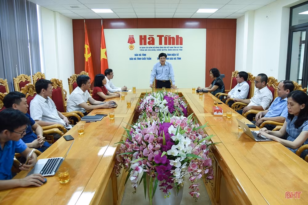 Phó Chủ tịch Thường trực Hội Nhà báo Việt Nam Hồ Quang Lợi và đoàn công tác Hội Nhà báo Việt Nam thăm Tòa soạn Báo Hà Tĩnh. Ảnh Huy Tùng
