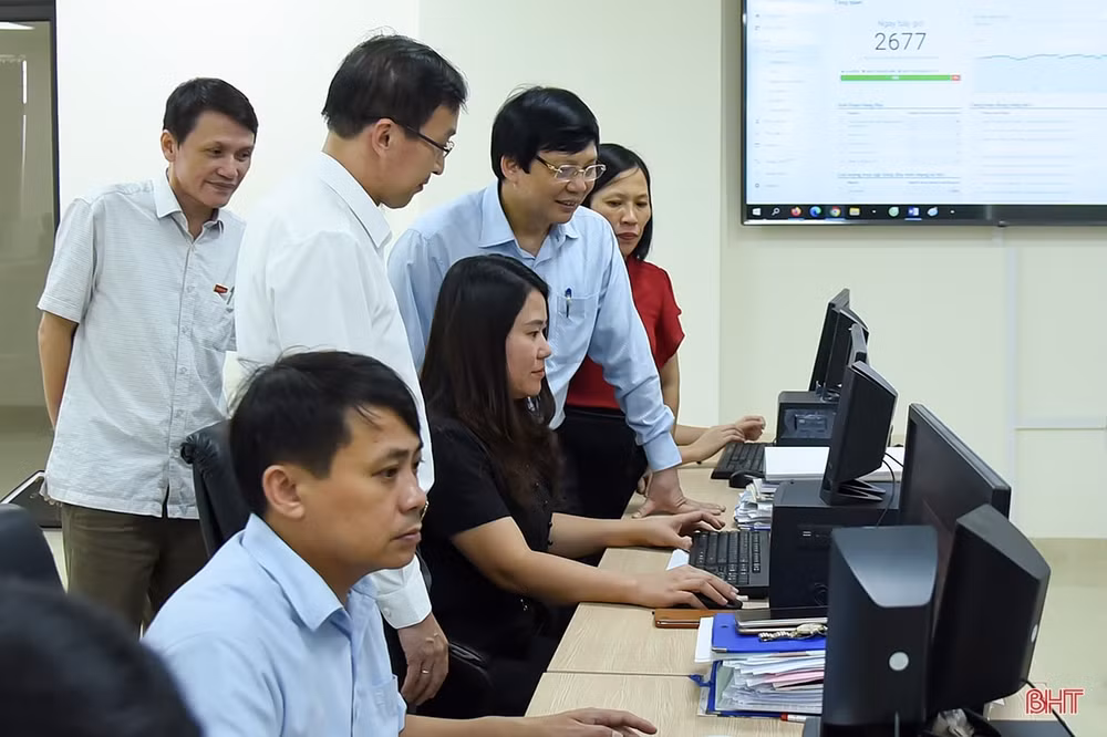 Phó Chủ tịch Thường trực Hội Nhà báo Việt Nam Hồ Quang Lợi thăm các phòng ban của Báo Hà Tĩnh. Ảnh Huy Tùng