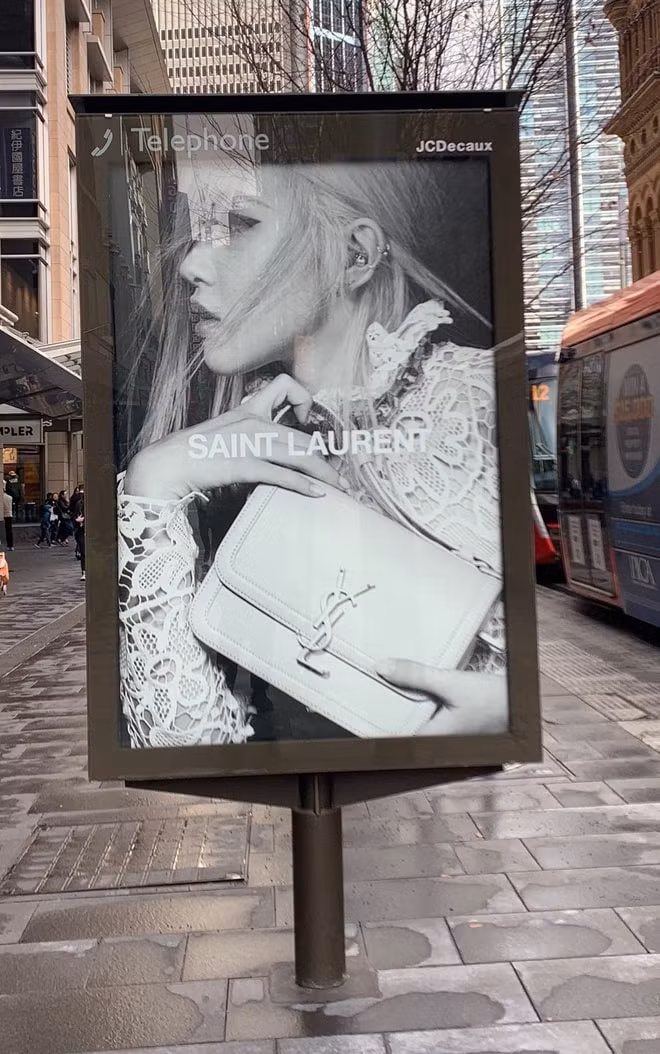 Hình ảnh quảng bá cho chiến dịch mùa thu Rosé làm người mẫu đại diện. Ảnh: Koreaboo.