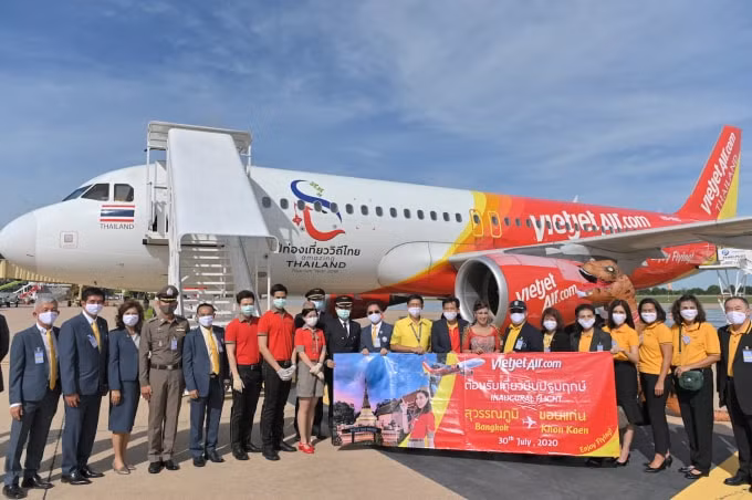 Chuyến bay khai trương từ Băng Cốc (sân bay Suvarnabhumi) đến Khon Kaen, thành phố thủ phủ phía Đông bắc của Thái Lan.
