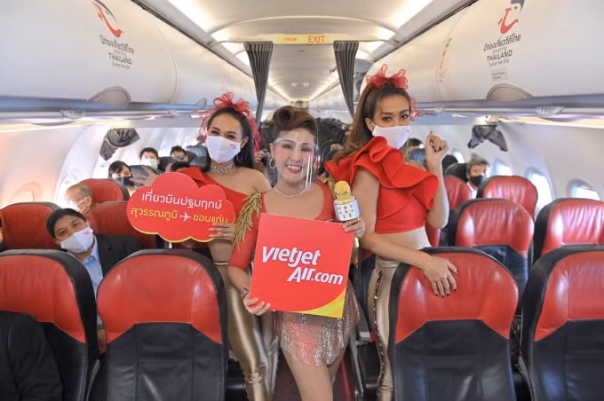 Ca sỹ nổi tiếng Thái Lan Ying Lee biểu diễn khai trương đường bay mới của Thai Vietjet.