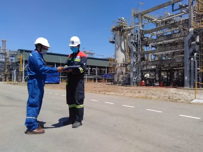 Trao đổi công việc giữa nhân sự vận hành và Nhà thầu bảo dưỡng sửa chữa.