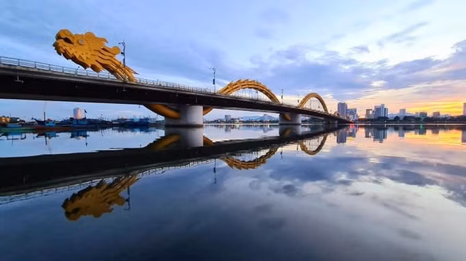 Cả nước đang mong ngày Đà Nẵng trở lại với vẻ yên bình mỗi sớm bên dòng sông Hàn. Ảnh. Hoàng Lâm.