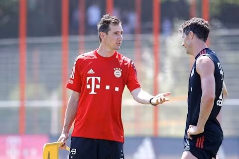 Klose trao đổi với Lewandowski trong buổi tập của Bayern Munich. Ảnh: internet.