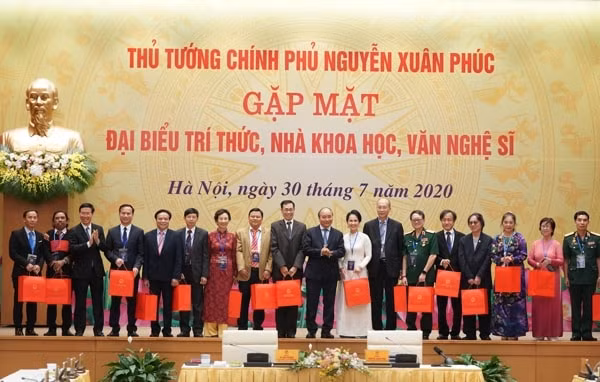 Thủ tướng Nguyễn Xuân Phúc tặng quà các đại biểu dự buổi gặp mặt. Ảnh: VGP