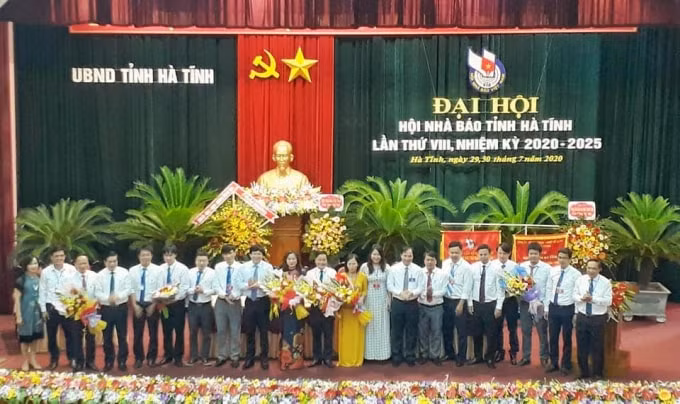 Lãnh đạo Hội Nhà báo Việt Nam và tỉnh Hà Tĩnh tặng hoa chúc mừng Ban Chấp hành nhiệm kỳ mới