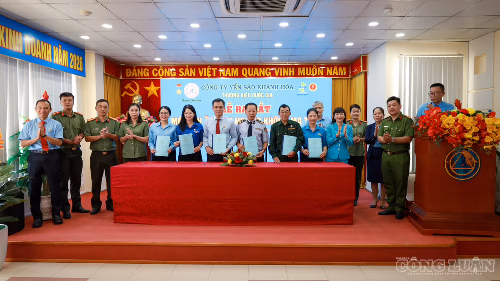 clo_br_3-dai-dien-lanh-dao-cong-ty-cac-doan-the-cac-phong-ban-don-vi-cong-ty-ky-cam-ket-thuc-hien-mo-hinh.jpg