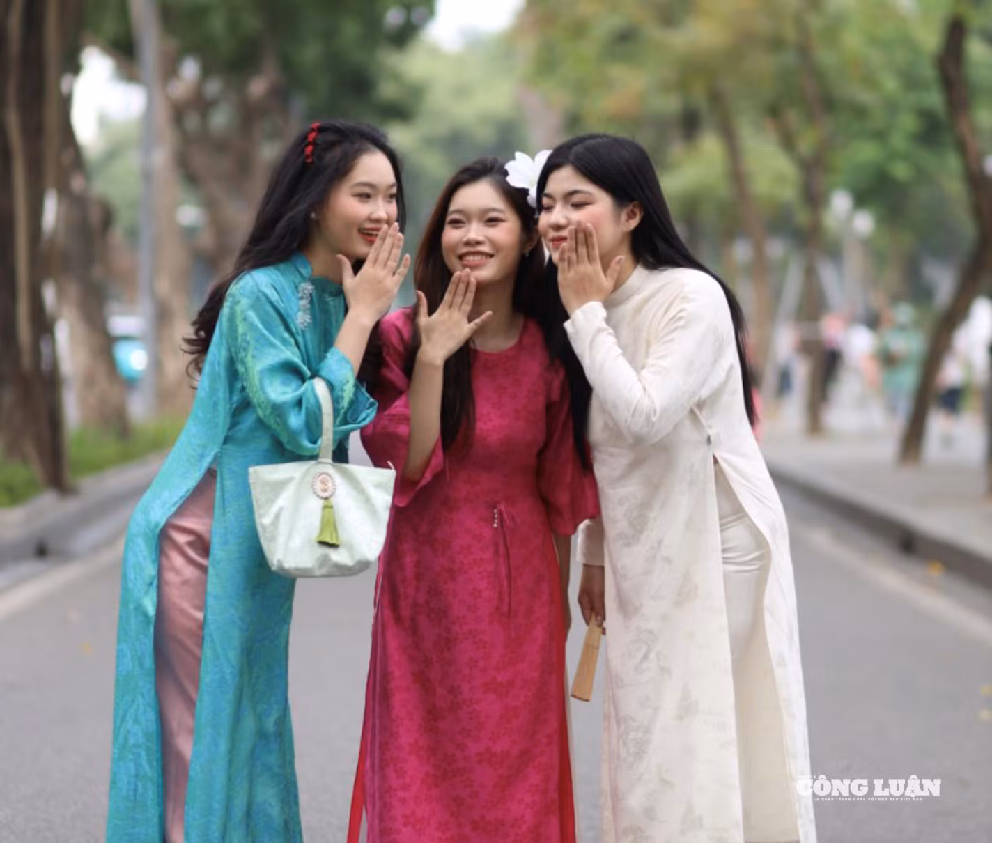 Cũng giống như Vy, nhóm bạn Phương - Linh Chi - Ngân cũng đã dậy từ rất sớm chuẩn bị make-up, làm tóc và trang phục cho buổi chụp hình. Theo Linh Chi, đây là bộ ảnh Tết mà nhóm đã lên kế hoạch từ trước đó, nên khi có thời gian các bạn đã không ngần ngại mà lên đồ để thực hiện ngay bộ ảnh cho mình. 