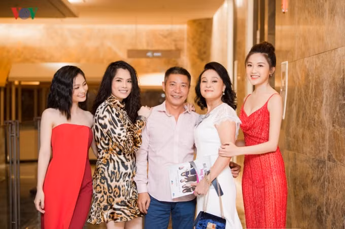 Phó đạo diễn Công Lý và dàn diễn viên tham gia bộ phim. Ảnh: vov.vn