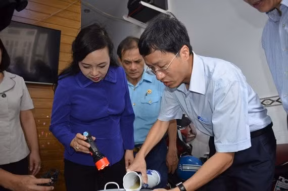 Bộ trưởng Bộ Y tế kiểm tra phòng chống sốt xuất huyết ở thành phố Hồ Chí Minh. Ảnh: SGGP