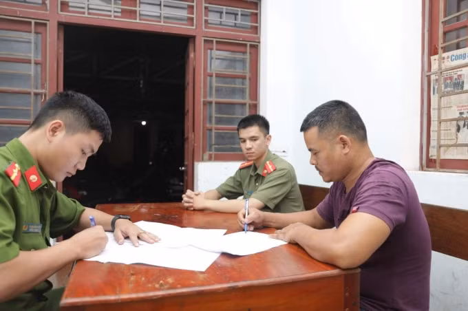 Lấy lời khai đối tượng Phan Văn Dũng