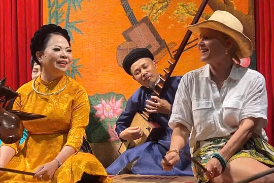 Du khách quốc tế say mê trải nghiệm nghệ thuật ca trù 