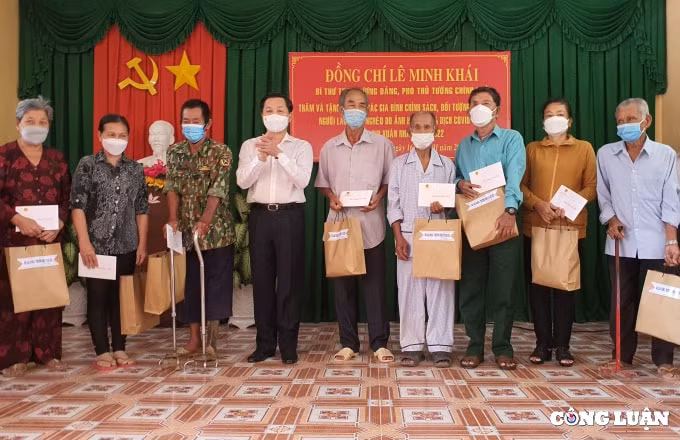 pho thu tuong chinh phu le minh khai tham va tang qua cho cac gia dinh kho khan tai bac lieu hinh 1