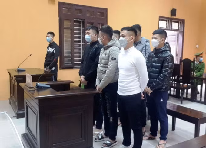 linh an tu vi nem chat ban vao nha dan hinh 1