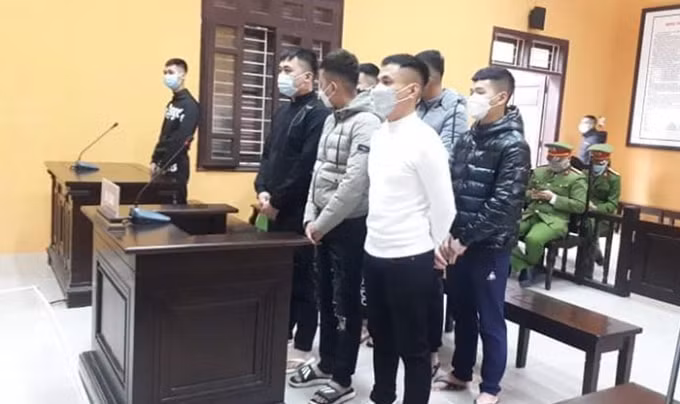nhom giang ho nem chat ban dat vong hoa vao nha dan linh an hinh 1