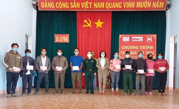 trung tam phat thanh truyen hinh quan doi trao qua tet cho nguoi ngheo tinh gia lai hinh 1
