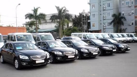 thi truong thue xe o to tu lai tai ha noi soi dong dip cuoi nam hinh 1