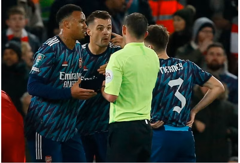 xhaka nhan the do arsenal hoa vat va voi liverpool hinh 3