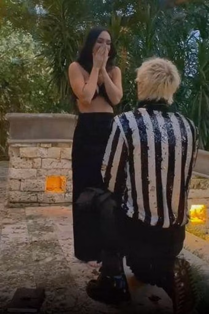 bom sex megan fox dinh hon cung nam rapper machine gun kelly hinh 2