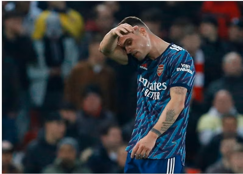 xhaka nhan the do arsenal hoa vat va voi liverpool hinh 4