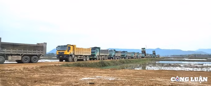 thanh hoa cong an dang dieu tra vu mot nguoi chet khi dua xe vao muc dat hinh 2