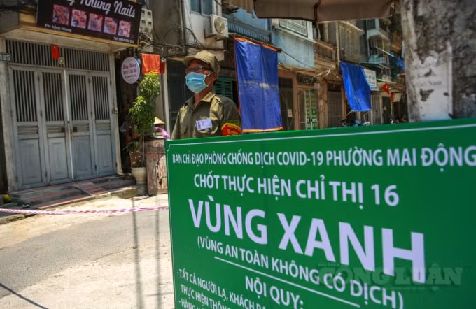 Chốt bảo vệ chia làm nhiều ca, mỗi ca 2 tiếng, ứng trực từ sáng đến 11h đêm. Các tổ trưởng ở đây cho biết, người dân đều ủng hộ 100% mô hình này.
