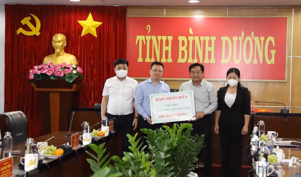 bao nhan dan ung ho tinh binh duong 200 trieu dong phuc vu phong chong dich benh covid 19 hinh 1