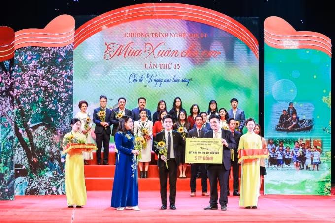 chia se yeu thuong shb tiep tuc ho tro tre em co hoan canh kho khan tren ca nuoc hinh 2