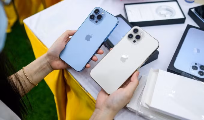 doanh so ban le dien thoai khong nhu ky vong nhung iphone 13 pro max van chay hang hinh 1