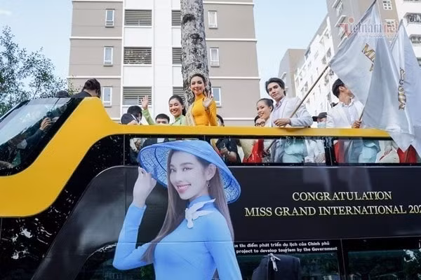 thuy tien dieu hanh hang tram xe may nao loan tren pho hinh 1