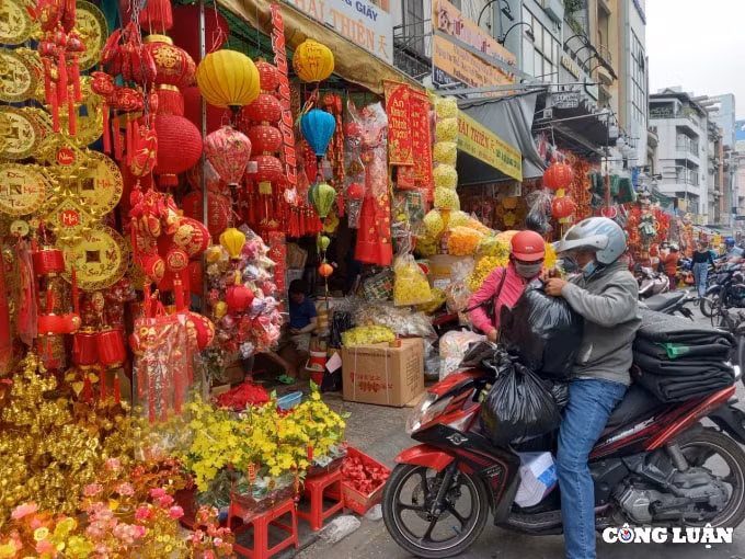 pho nguoi hoa o tp hcm ron rang nhung ngay can tet nguyen dan 2022 hinh 10