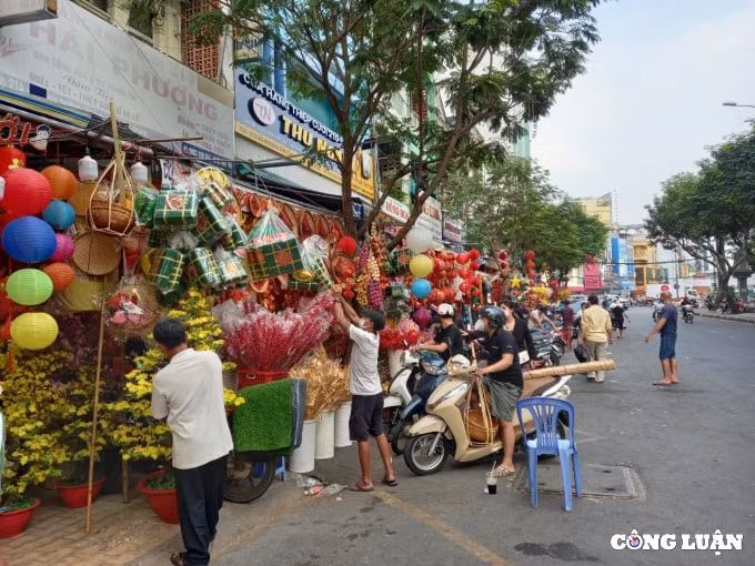 pho nguoi hoa o tp hcm ron rang nhung ngay can tet nguyen dan 2022 hinh 2