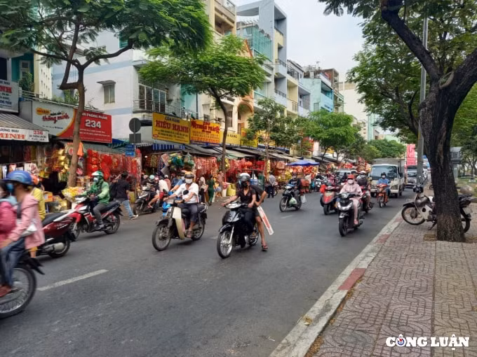 pho nguoi hoa o tp hcm ron rang nhung ngay can tet nguyen dan 2022 hinh 1