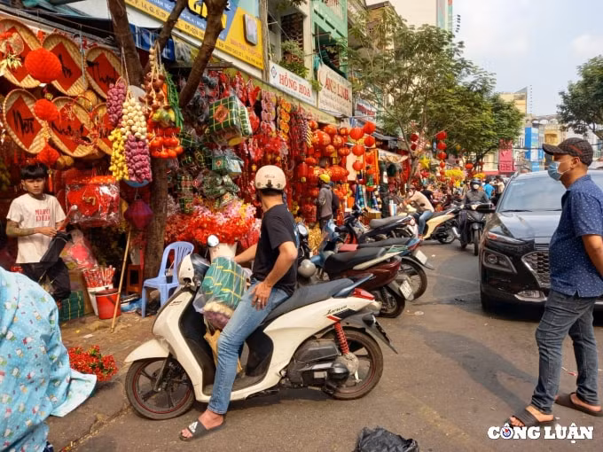 pho nguoi hoa o tp hcm ron rang nhung ngay can tet nguyen dan 2022 hinh 11