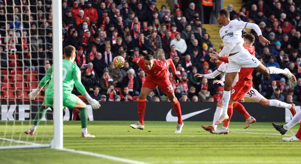 danh bai brentford liverpool chiem vi tri thu 2 cua chelsea hinh 2