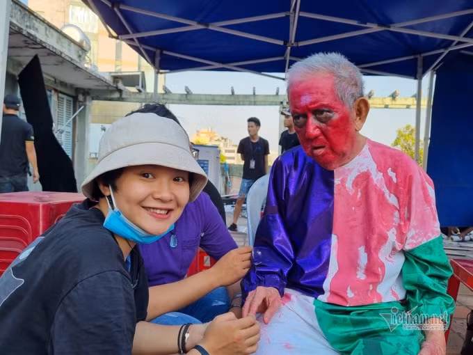 nghe si mac can tai xuat trong phim kinh di chuyen ma gan nha hinh 3