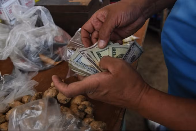 dung in tien mat venezuela cham dut dot sieu lam phat keo dai 4 nam hinh 1