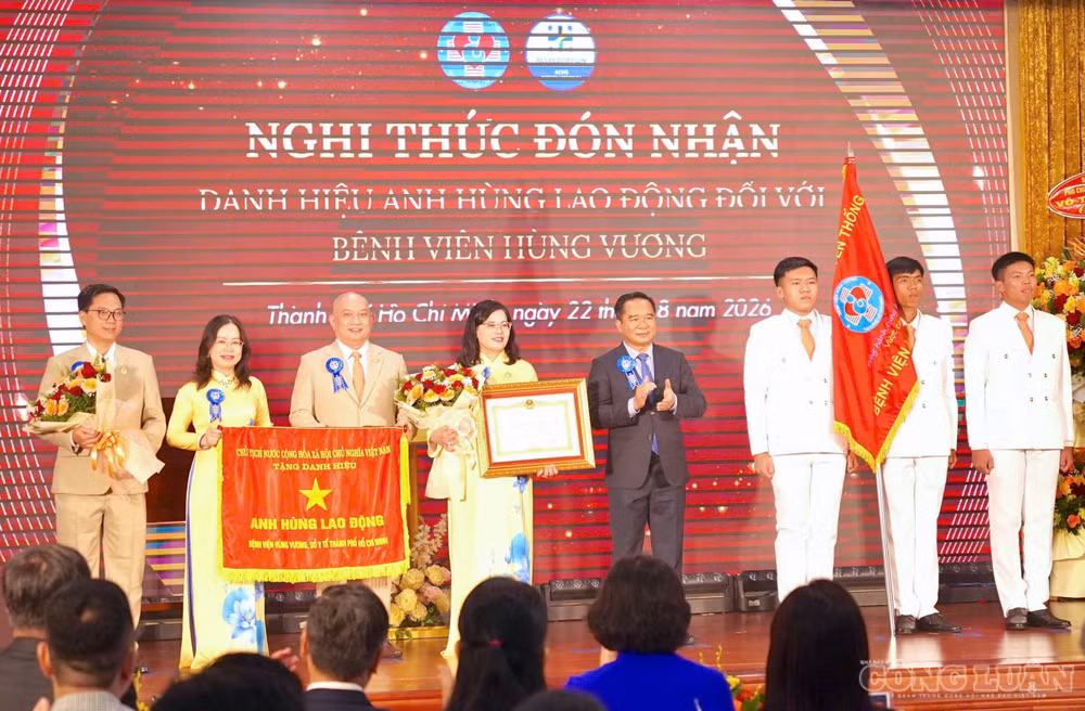 clo_br_trao-danh-hieu.jpg