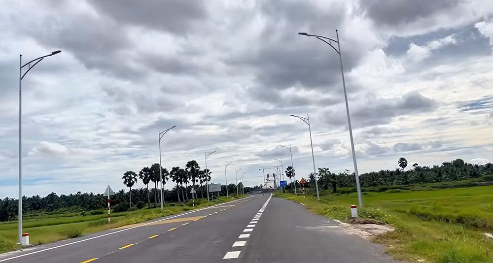 Tuyến đường đã hoàn tất thảm nhựa và lắp đặt trọn vẹn hệ thống đèn giao thông (Ảnh: Trí Trần)