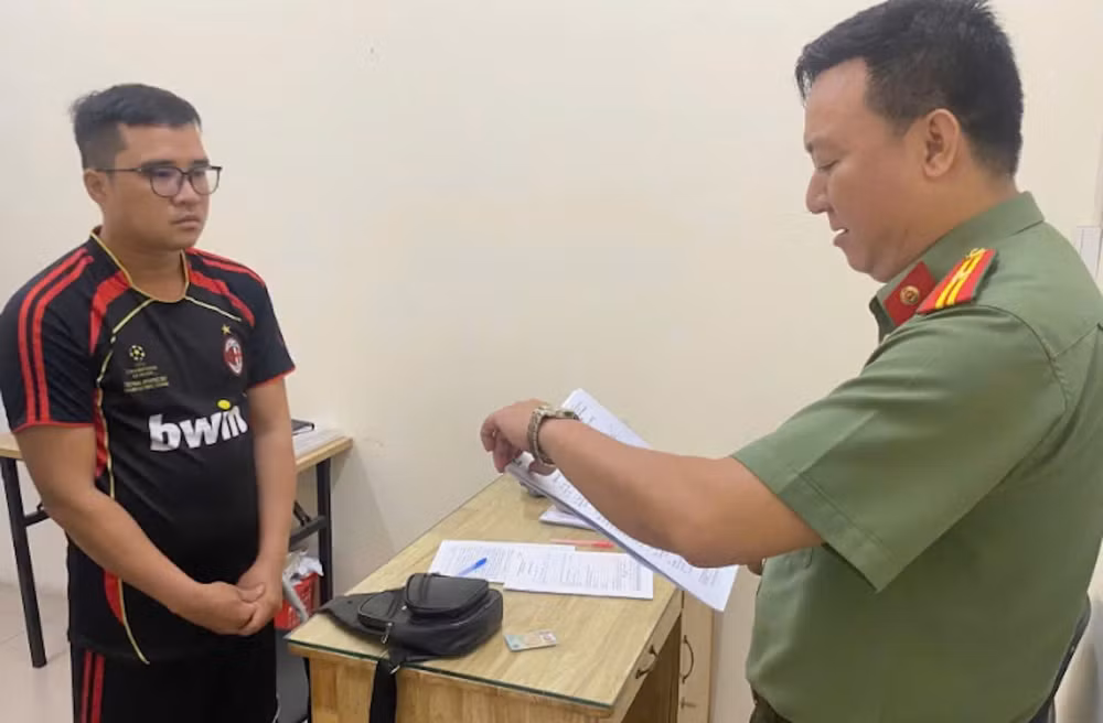 Các đối tượng Nguyễn Hoàng Tuấn (áo xanh da trời) và Nguyễn Trọng Nghĩa (áo đen đỏ) trong đường dây mua bán trái phép hóa đơn (Ảnh: CACC)