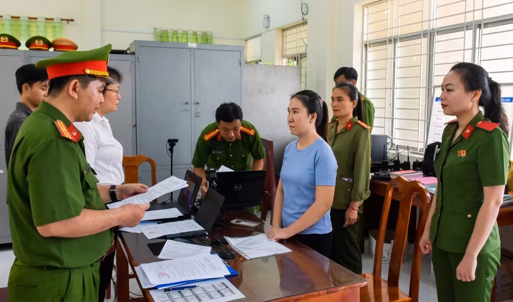 Bị can Nguyễn Thị Yến Thu nghe đọc lệnh bắt tạm giam (Ảnh: CACC)