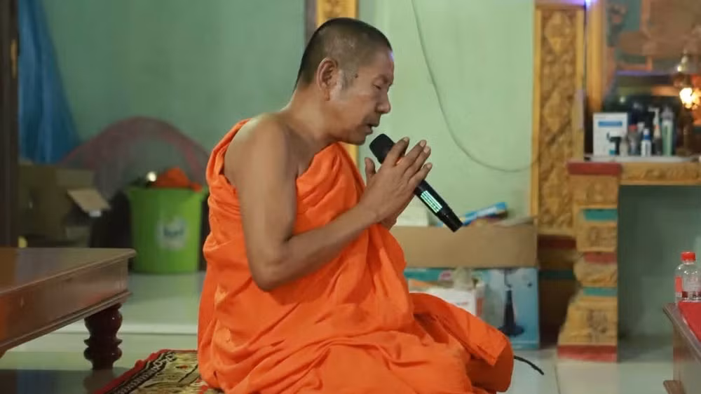 Tại chùa Samrongek, tọa lạc ở phường Nguyệt Hóa, tỉnh Vĩnh Long, không khí ngày lễ đã rộn ràng ngay từ lúc trời còn tờ mờ sáng. Đông đảo bà con đồng bào Khmer mang theo lễ vật, nô nức đến dâng cơm lên các sư sãi đang tu học tại chùa. Ảnh: Trí Trần.