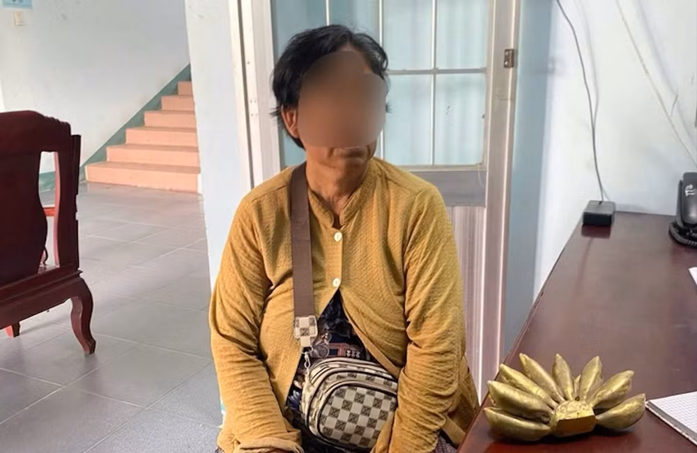 Bà N.T.E. (ngụ ấp Thái Bình, xã Càng Long), tại cơ quan công an (Ảnh: ACCC)