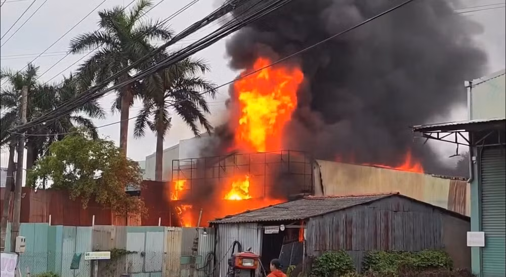 Kho phế liệu trăm mét vuông bất ngờ bốc cháy ngùn ngụt