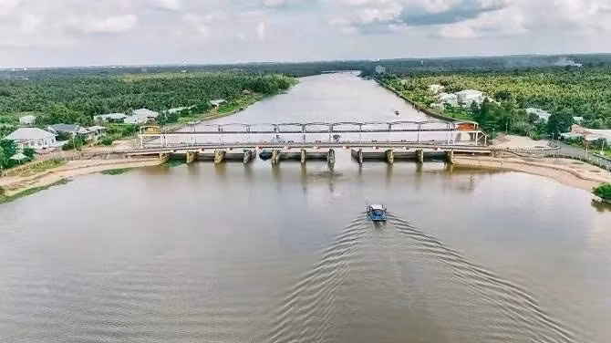 Cống Vàm Thơm tọa lạc trên dòng sông cùng tên, nằm cách sông Cổ Chiên khoảng 500m (Ảnh:Trí Trần)